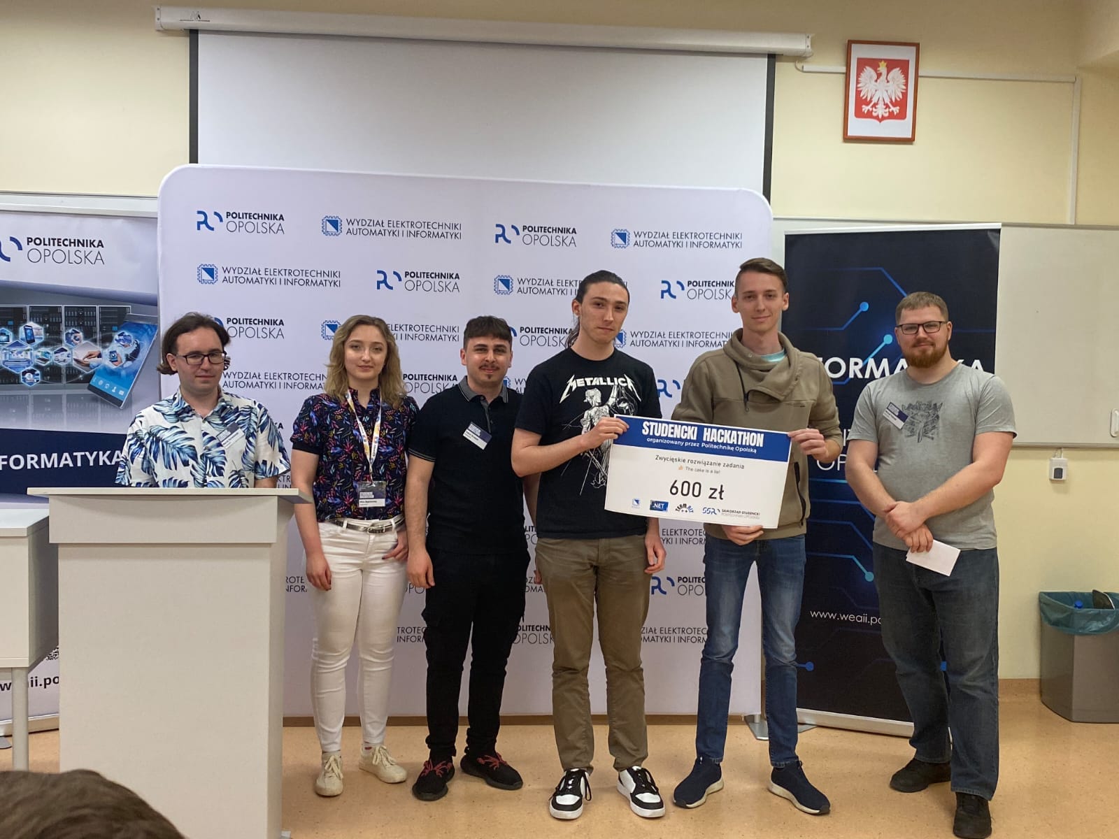 członkowie koła TeamBit wręczają nagrody zwycięzcom konkursu Hackathon